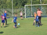 Laatste training S.K.N.W.K. JO8-1 (partijtje tegen de ouders) van maandag 2 juni 2025 (89/123)